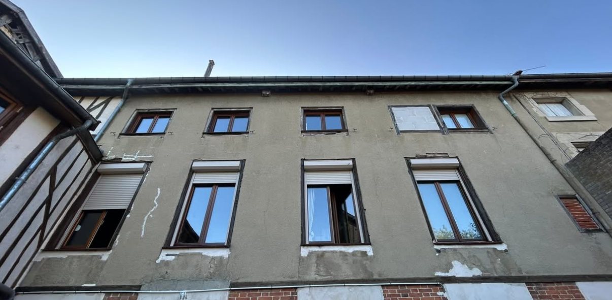 Façade avant travaux, enduit fissuré